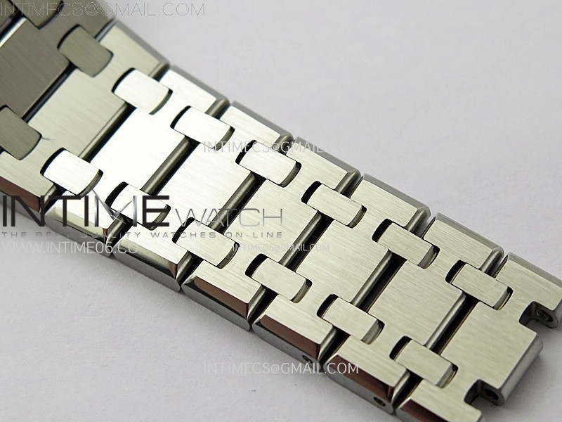 Lady Royal Oak 33mm 67651 SS ZF 11 Best Edition White Textured Dial on SS Bracelet RONDA Quartz